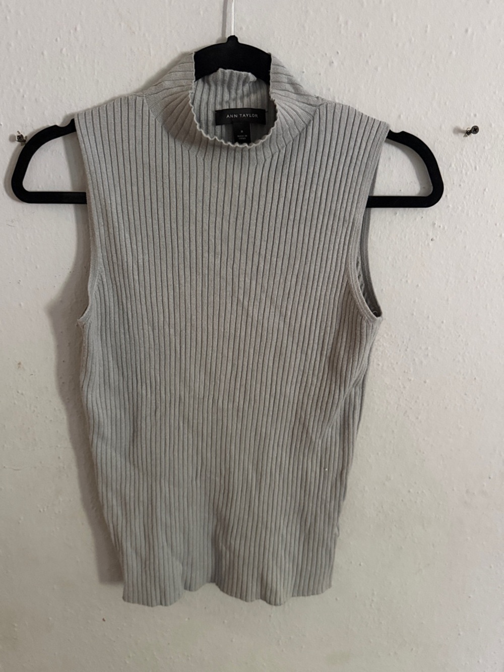 Ann Taylor Ribbed Sleeveless Mock Neck Tank in Light Gray
